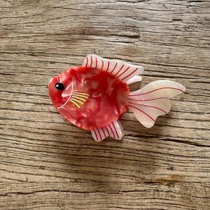 Gigi – rosa guldfisk hårspænde | Petit Atelier